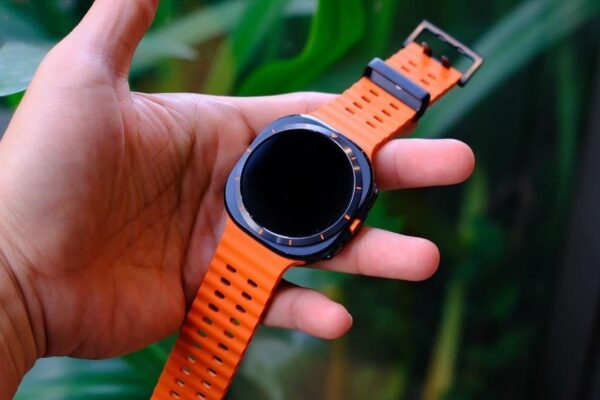 🌟 Meet the stylish Samsung Galaxy Ultra smartwatch that looks and feels like a classic timepiece.🌟 - Image 2