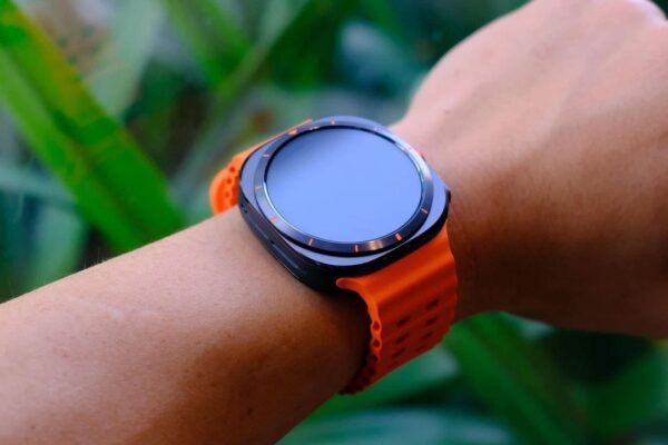 🌟 Meet the stylish Samsung Galaxy Ultra smartwatch that looks and feels like a classic timepiece.🌟 - Image 3