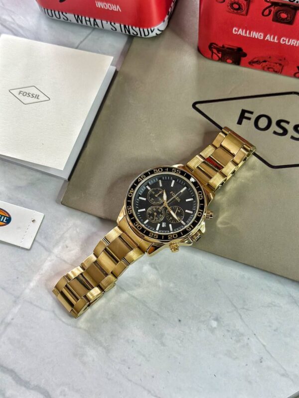 *This 45 mm Fossil Bonson features a black satin dial, chronograph movement and full golden metal strap* ✅