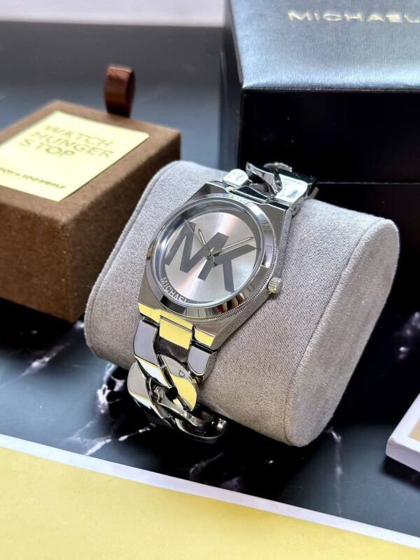 *Perfectly made for outgoing and active ladies, this Michael Kors modern and stylish watch would be a great accessory for you.* ✅